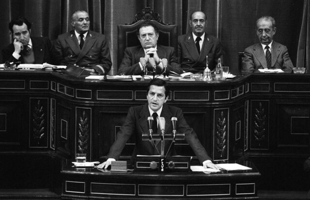 Adolfo Suárez es investido jefe de Gobierno por el Parlamento.