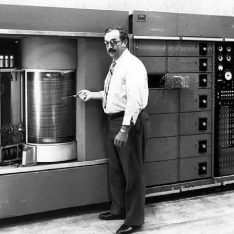 Hard Disk Drive (HDD)