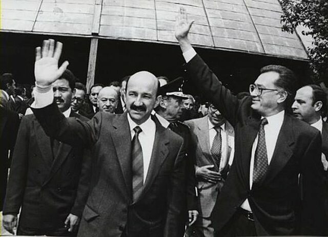 En las elecciones, se cae el sistema de cómputo y Salinas de Gortari resulta electo.