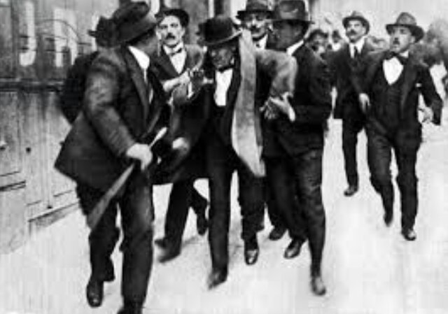 Mussolini kicked out of Socialist Party.