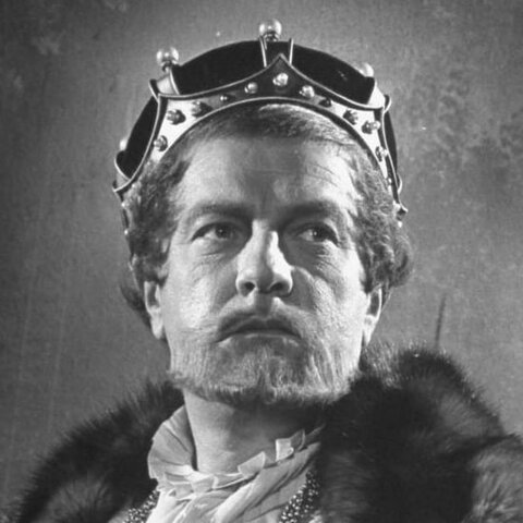 Hamlet leaves to go to England