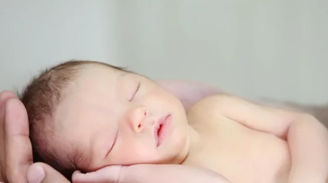 Η γέννησή της και τα κλειστά της μάτια