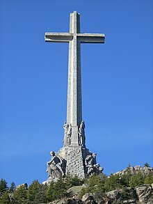 Atentado contra el monumento de la Cruz de los Caídos.