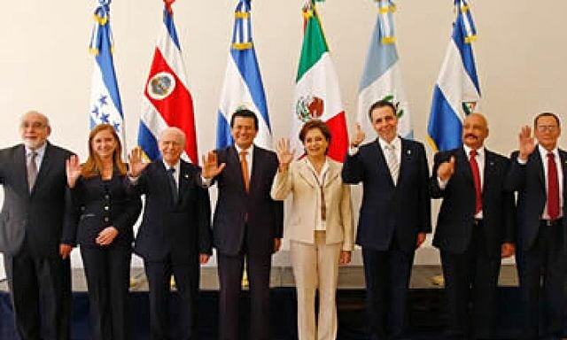Firma del tratado de libre comercio con El Salvador, Guatemala y Honduras.
