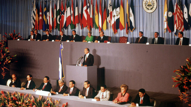 Firma de los acuerdos de paz de Chapultepec