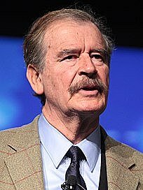 Recibe Vicente Fox la acreditación del Tribunal Electoral del Poder Judicial de la Federación como presidente elegido.