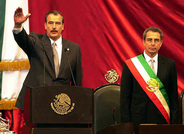 Rinde protesta Vicente Fox Quesada como presidente constitucional de México.
