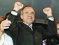 Felipe Calderón gana las elecciones