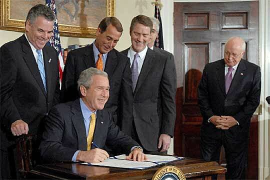 Bush firma una ley para poner una barrera fronteriza entre México