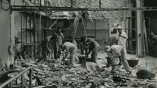 Cinco personas resultan muertas y otras cien heridas al estallar en Madrid tres bombas colocadas en el aeropuerto de Barajas y en las estaciones ferroviarias de Chamartín y Atocha.