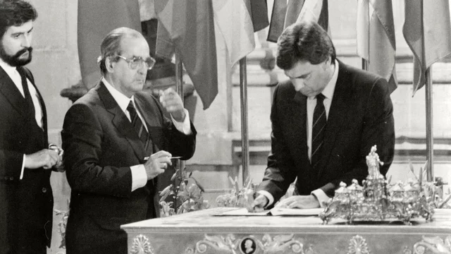 El gobierno Suárez comienza las negociaciones formales para el ingreso de España en la C.E.E.