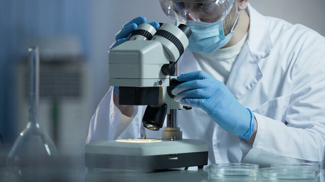 Mikroskopet blir oppfunnet