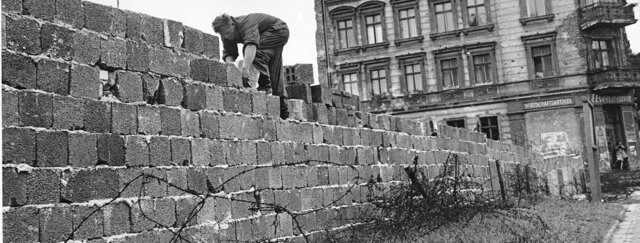 Berlinmuren blir bygd