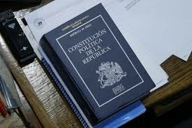 Se promulga la constitucion luego de aprobada mediante un plebiscito