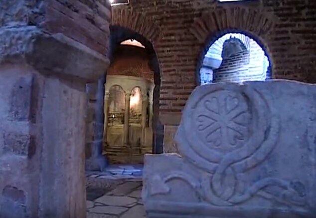 το υπόγειο λειτουργεί ως εκθεσιακός χώρος