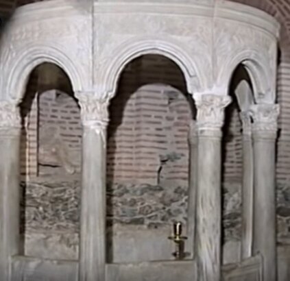 Οι Θεσσαλονικείς οικοδόμησαν μικρό τρίκλιτο ναό στο χώρο του μαρτυρίου, όπου άρχιζε να αναβλύζει μύρο.