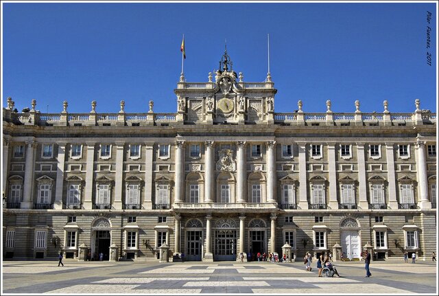 Inicio da construcción do Pazo Real de Madrid