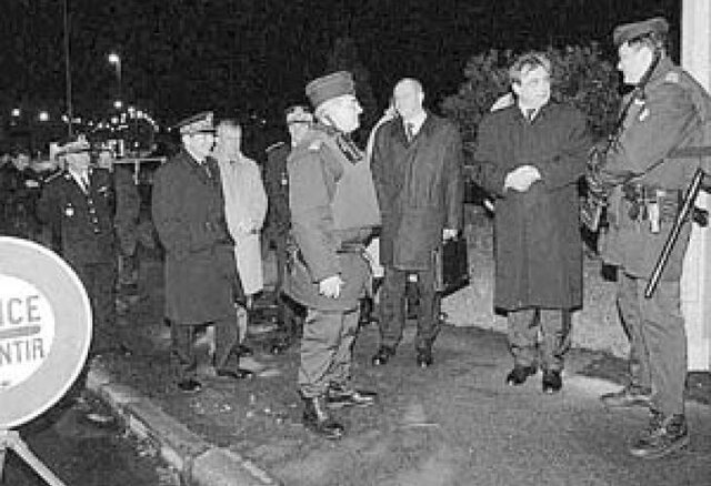 E.T.A. inicia una nueva campaña de atentados terroristas en centros turísticos para conseguir la liberación de 19 militantes.