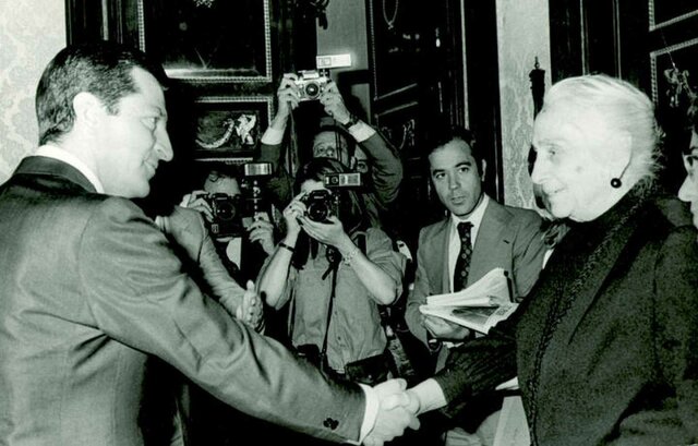 El presidente Suárez organiza su nuevo gobierno en cuatro años, el cual registra dos ausencias significativas: la del vicepresidente económico Abril Martorell y la del ex ministro de Asuntos Exteriores, M. Oreja.