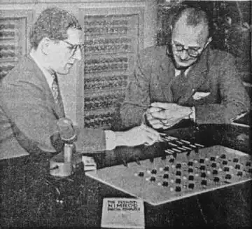 Trabajador de la empresa Ferranti, John Bennett presenta en la feria británica su Nimrod