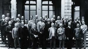 La creació de la Lliga de les Nacions el 1920, un intent d'establir un sistema internacional de cooperació i resolució de conflictes.