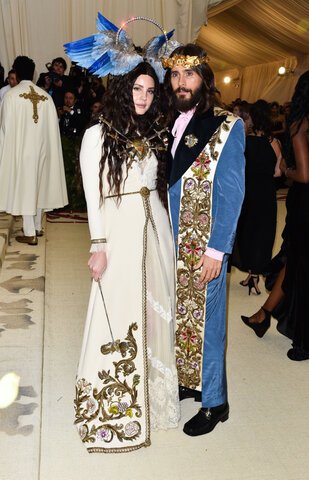 Heavenly Bodies: Fashion and the Catholic Imagination (мода и католическое виденье)