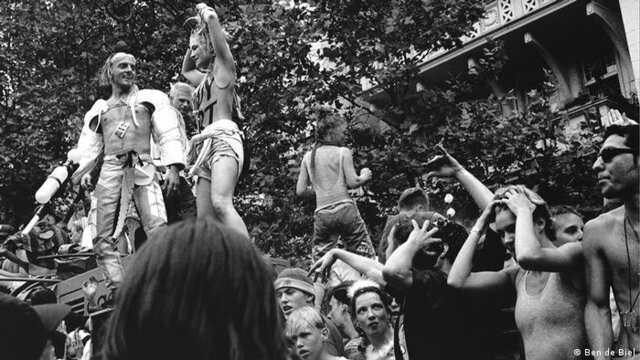 Se inició una discoteca para los rovers que son los amantes del techno llamada love parade de Berlín.