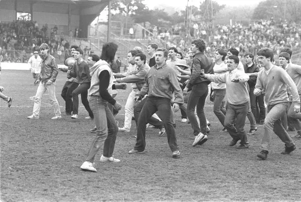 Dj’s tocaron Acid house en las carreras ilegales de países bajos.