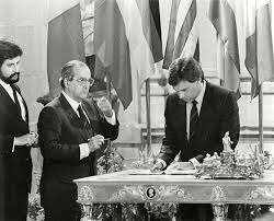 Se firma en Bruselas el protocolo de adhesión de España a la O.T.A.N.