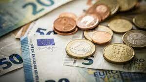 Adopción del euro como moneda oficial de España.