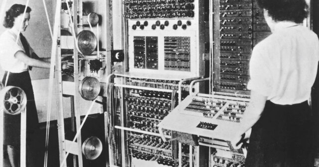 La primera computadora electrónica programable fue la Colossus.