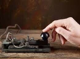 1874 - Se introdujo el telégrafo sin hilos.