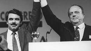 José María Aznar sustituye a Manuel Fraga en la presidencia