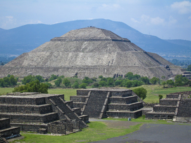B.C. Teotihuacan civilization appears in central Mexico