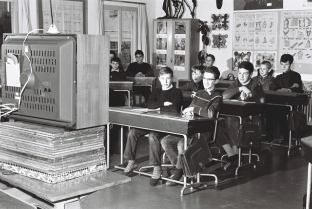1960 - Uso de radio y televisión en la educación.