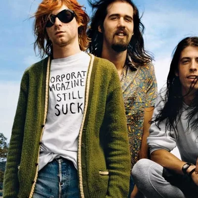 Timeline: Grungea ---------------------------------------Amerikako Estatu Batuetan rockaren eratorpen gisa sortu zen. Musika estiloa eta bere abestiak distortsioa maiz erabiltzea, gitarra indartsuak eta oihuka abesten duten zati leunen txandakatzean bereizten dira.