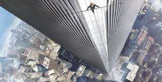 Un hombre cruza las torres gemelas