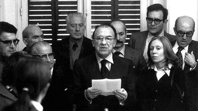 el Partido Comunista Español destituye como portavoz a Santiago Carrillo.