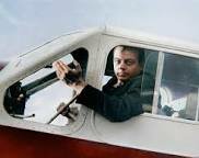 Il commence à travailler dans l'aéropostale