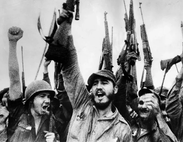 Fidel Castro y un grupo de revolucionarios atacan los cuarteles militares de Moncada en Santiago de Cuba y Bayamo pero sin éxito