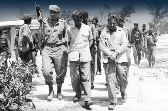 Fidel Castro y un grupo de revolucionaros desembarcan en la playa de Las Coloradas para iniciar una guerra de gerrillas