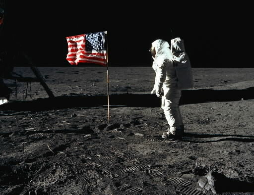 AMERIŠKI PRISTANEK NA LUNI