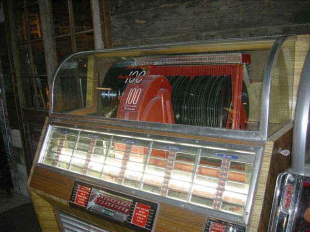 Wurlitzer Introduces Its First Jukebox.