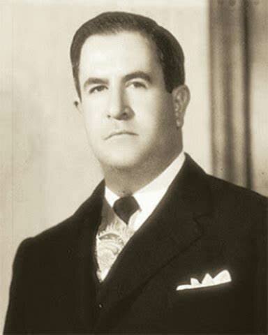 Manuel Avila Camacho como  presidente  de México.