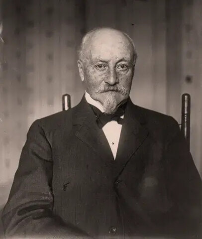 Octave Chanute publish “Progress in Flying Machines.”