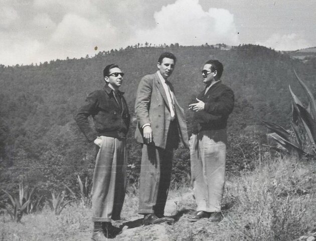 Se exilia en México