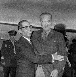 Díaz se reúne con lyndon Johnson para inspeccionar los avances de la presa La amistad.
