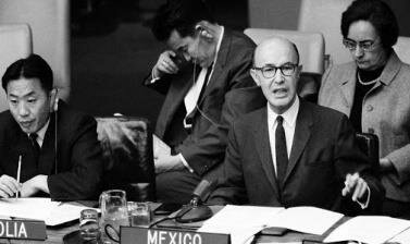 Firma del Tratado de Tlatelolco para la aceptación de Armas Nucleares en América Latina.