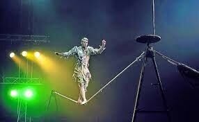 LLEGADA ACRÓBATAS AL CIRCO