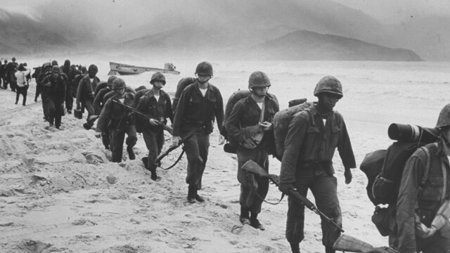 US troops arrive in Vietnam
